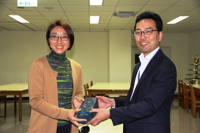 日本札幌學院吉川老師致贈禮品給黃曉令國際長